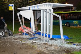 Bushokje en auto verloren na ongeluk