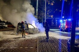 Auto verwoest door brand in Hilversum