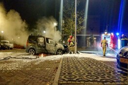 Auto verwoest door brand in Hilversum