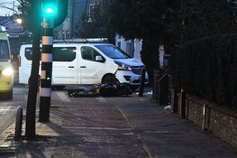 Scooterrijder raakt bekneld onder bestelbus in Hilversum