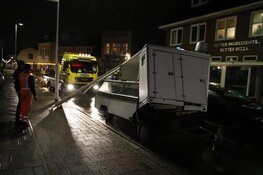 Mobiele kraam total loss na crash in Hilversum