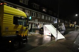 Mobiele kraam total loss na crash in Hilversum