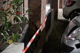 Auto rijdt tegen pilaar van woningen in Hilversum