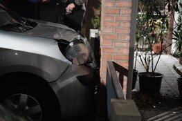 Auto rijdt tegen pilaar van woningen in Hilversum
