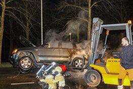 Uitgebrande auto vliegt voor tweede keer in brand