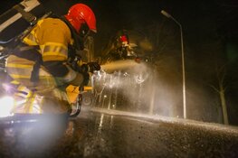 Uitgebrande auto vliegt voor tweede keer in brand
