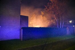 Fikse schuurbrand tussen woningen in Hilversum