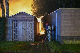 Fikse schuurbrand tussen woningen in Hilversum