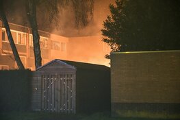 Fikse schuurbrand tussen woningen in Hilversum