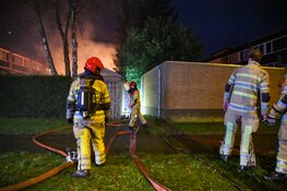 Fikse schuurbrand tussen woningen in Hilversum