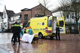 Bezorger glijdt onderuit in Hilversum; vermoedelijk olie op klinkers
