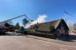 Brand in woonboerderij met rieten dak lastig onder controle te krijgen