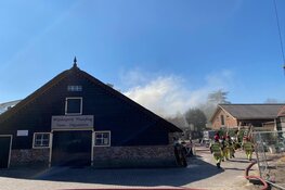 Brand in woonboerderij met rieten dak lastig onder controle te krijgen