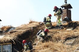 Brand in woonboerderij met rieten dak lastig onder controle te krijgen