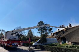 Brand in woonboerderij met rieten dak lastig onder controle te krijgen