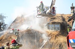 Brand in woonboerderij met rieten dak lastig onder controle te krijgen