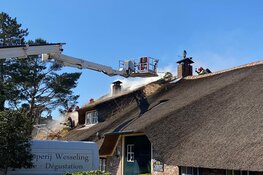 Brand in woonboerderij met rieten dak lastig onder controle te krijgen