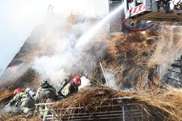 Brand in woonboerderij met rieten dak lastig onder controle te krijgen