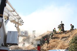 Brand in woonboerderij met rieten dak lastig onder controle te krijgen