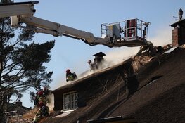Brand in woonboerderij met rieten dak lastig onder controle te krijgen