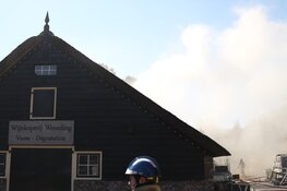 Brand in woonboerderij met rieten dak lastig onder controle te krijgen