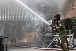 Brand in woonboerderij met rieten dak lastig onder controle te krijgen