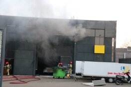 Veel schade na brand bij rijschool in Bussum