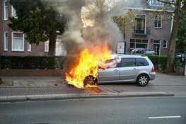 Auto vliegt spontaan in brand tijdens rijden in Hilversum