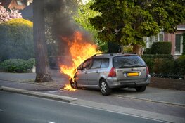 Auto vliegt spontaan in brand tijdens rijden in Hilversum