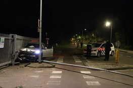 Auto ramt lantaarn en hek in Hilversum