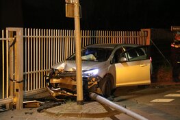 Auto ramt lantaarn en hek in Hilversum
