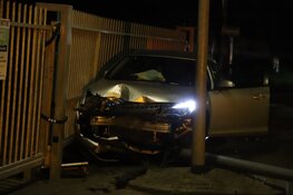 Auto ramt lantaarn en hek in Hilversum
