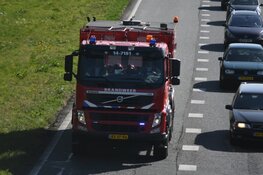 Brand in vrachtwagen vol PVC buizen op A27 bij Blaricum