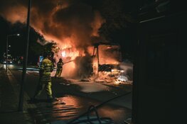 Vuurzee legt touringcar in de as