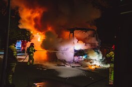 Vuurzee legt touringcar in de as