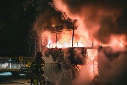 Vuurzee legt touringcar in de as