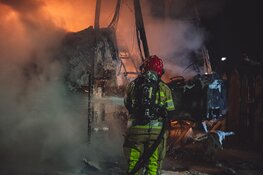 Vuurzee legt touringcar in de as
