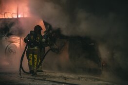 Vuurzee legt touringcar in de as