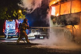 Vuurzee legt touringcar in de as