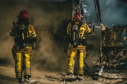 Vuurzee legt touringcar in de as