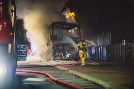 Vuurzee legt touringcar in de as