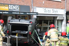Auto ramt gevel winkel, meerdere gewonden