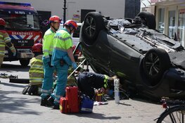Auto ramt gevel winkel, meerdere gewonden