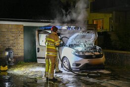 Brandweerman blust auto van buurman