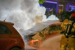 Twee auto&#39;s in vlammen op in Hilversum