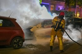 Twee auto&#39;s in vlammen op in Hilversum