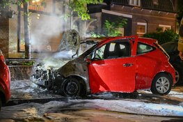 Twee auto&#39;s in vlammen op in Hilversum