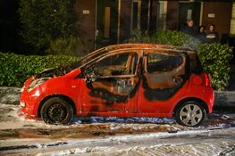 Twee auto&#39;s in vlammen op in Hilversum