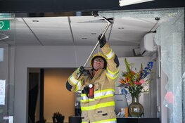 Auto tegen gevel kapper