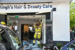 Auto tegen gevel kapper